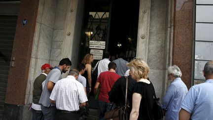 &nbsp; (Des Grecs font la queue devant un bureau de la Sécurité sociale à Athènes © REUTERS / Alkis Konstantinidis)