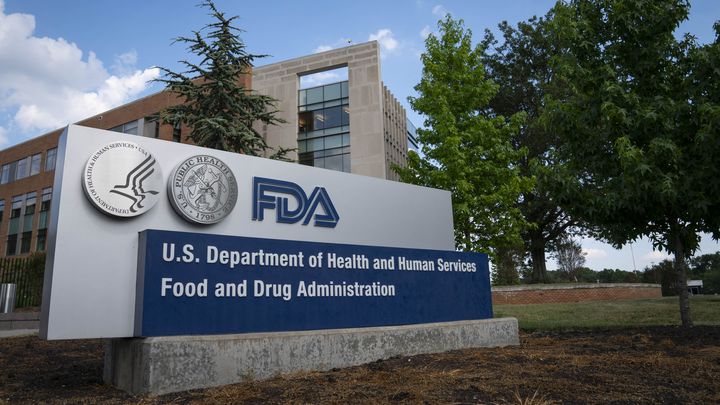 Le siège de la FDA qui est chargée d'informer la population concernant les radiofréquences émises par les téléphones portables, le 20 juillet 2020, dans le Maryland aux Etats-Unis. (SARAH SILBIGER / GETTY IMAGES NORTH AMERICA)