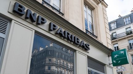 Une agence BNP Paribas à Paris, en février 2020. Photo d'illustration. (RICCARDO MILANI / HANS LUCAS / AFP)