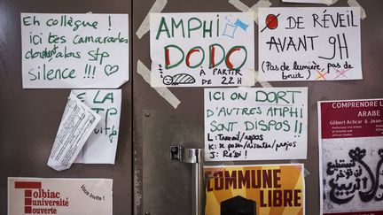 Une affiche des étudiants de la "Commune libre de Tolbiac" invite les autres occupants à ne pas déranger leur sommeil, le 5 avril 2018, au dixième jour d'occupation. (SIMON LAMBERT/HAYTHAM-REA / HAYTHAM PICTURES-REA)