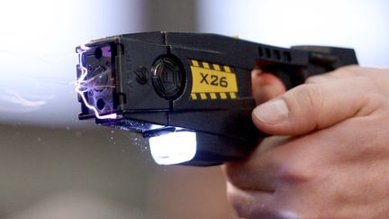 D&eacute;monstration d'un taser &agrave; Berlin (Allemagne), le 18 novembre 2013. (RAINER JENSEN / DPA / AFP)