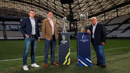 Anthony Lepage, directeur de l'EPCR, Dominik McKay, président de l'EPCR, posent avec Mark Alexander, président de la Fédération sud-africaine de rugby autour des trophées européens. (EPCR)