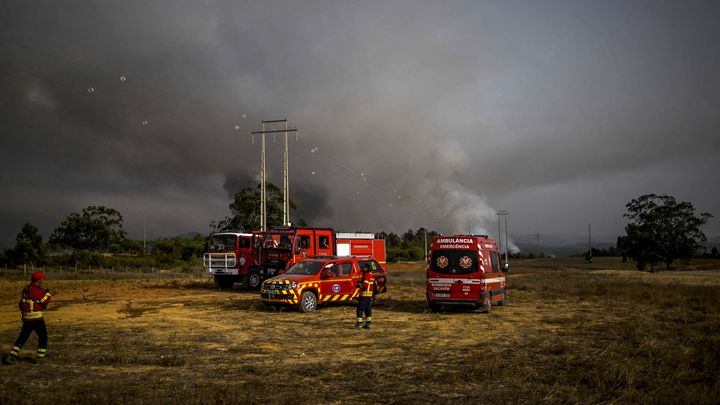 Des pompiers déployés à Odeceixe (Portugal), le 8 août 2023, afin de lutter contre les incendies qui ravagent l'Algarve. (PATRICIA DE MELO MOREIRA / AFP)