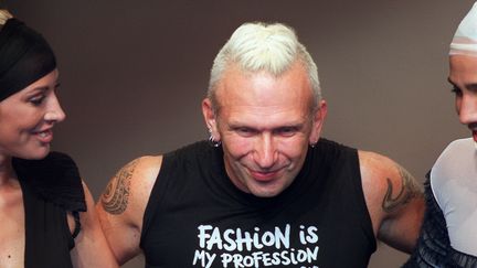 Jean Paul Gaultier lors de son défilé prêt-à-porter printemps-été 2002, le 10 octobre 2001. (PIERRE VERDY / AFP)