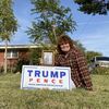 Le jardin de Leslie Ishmael aux couleurs de Donald Trump, le 20 octobre 2020, à Miami (Texas). (RAPHAEL GODET / FRANCEINFO)