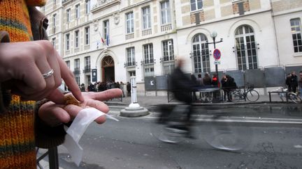 Une personne roule un joint devant&nbsp;le lycée Montaigne, à Paris. (MAXPPP)