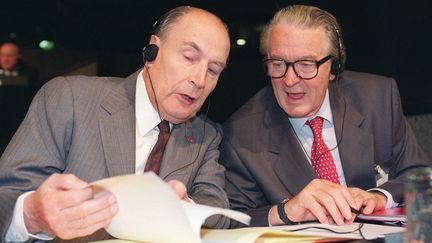 François Mitterrand et Roland Dumas, le 9 juillet 1992. (JONATHAN UTZ / AFP)