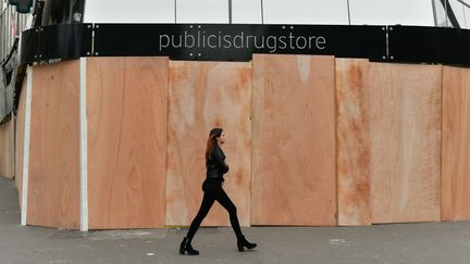 En prevention des casseurs, les commerces sont restés fermés pendant la manifestation des&nbsp;"gilets jaunes"&nbsp;sur les Champs-Élysees pour l'Acte 5, le 15 décembre 2018. (JULIEN MATTIA / LE PICTORIUM / MAXPPP)