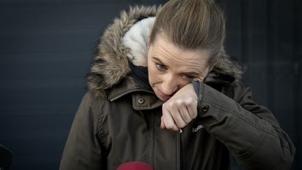 Mette Frederiksen, Première ministre danoise, s'excuse pour la gestion de la crise qui a conduit à l'abattage de millions de visons, dans une ferme près de Kolding, au Danemark,&nbsp;le&nbsp;26 novembre 2020.&nbsp; (MADS NISSEN / RITZAU SCANPIX / AFP)