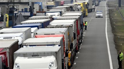 &nbsp; (Un second accident a impliqué deux voitures et deux poids lourds dans le sens Paris-Lile à hauteur de Rémy © Maxppp)