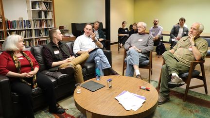 Des Américains conservateurs (comme l'indiquent leurs étiquettes rouges) lors d'un atelier de l'organisation Better Angels visant à réconcilier républicains et démocrates, le 27 octobre 2018 à Arlington, en Virginie (Etats-Unis).&nbsp; (VALENTINE PASQUESOONE / FRANCEINFO)