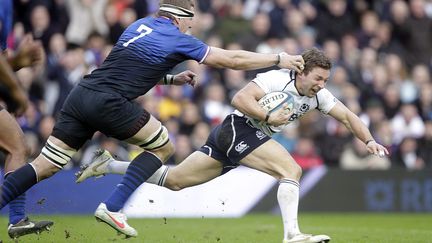 Chris Cusiter tente d'échapper à Imanol Harinordoquy (GRAHAM STUART / EPA)