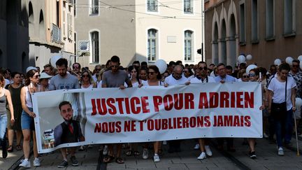Marche blanche organisée à Grenoble (Isère) le 8 août 2018 en hommage à Adrien Perez, 26 ans, tué devant une boîte de nuit de Meylan le 29 juillet 2018. (XAVIER DEMAGNY / RADIO FRANCE/FRANCE BLEU ISERE/XAVIER DEMAGNY)