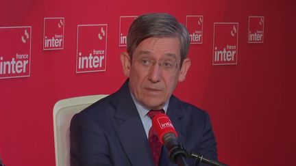 Charles de Courson appelle les "25 à 26 députés" Républicains qui étaient prêts à "voter sa motion de rejet". (RADIO FRANCE / FRANCE INTER)