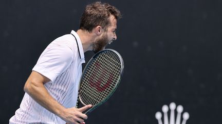 Hugo Gaston lors de son match face à Christopher O'Connell lors de l'Open d'Australie, le 18 janvier 2022. (MARTIN KEEP / AFP)