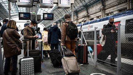 Des passagers s'apprêtent à embarquer à bors d'un TGV en gare de Bordeaux (Gironde). (PHILIPPE LOPEZ / AFP)