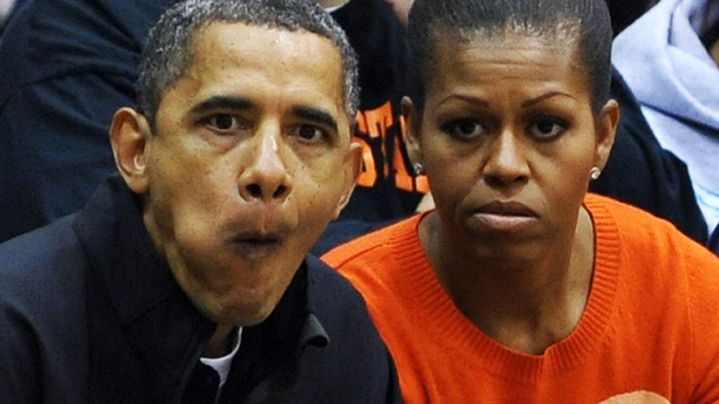 Barack Obama mange un hot dog en assistant &agrave; un match de basketball en compagnie de son &eacute;pouse Michelle &agrave; Towson (Maryland), le 26 novembre 2011. (JEWEL SAMAD / AFP)