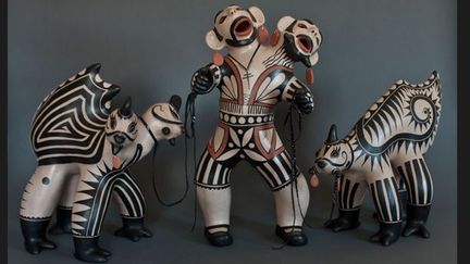 Céramique peinte
	Collection Virgil Ortiz
	Né en 1969 à Cochiti Pueblo (Nouveau Mexique, États-Unis). Vit à Cochiti Pueblo.
	« J’ai eu l’impression que mon destin était de sauvegarder la tradition de ces figures cochitis se tenant debout. […] Ce que je veux faire, c’est continuer la chaîne, passer le savoir-faire à la génération suivante et maintenir la tradition en vie. »
 (Virgil Ortiz. Photo courtesy of Virgil Ortiz)