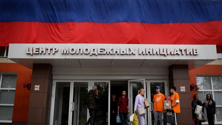 Evacuated residents receive aid at one of the humanitarian centers in the regional capital Belgorod, Russia, on June 3, 2023, after leaving the border area.  (OLGA MALTSEVA / AFP)