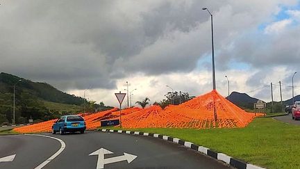 Les oriflammes oranges, symbole du parti du Premier ministre sortant et candidat à sa propre succession, ont valu six jours de détention à un Mauricien. Excédé, il en découpé un devant une caméra de surveillance. L'homme a été remis en liberté sous caution, lundi matin. (Capture d'écran L'Express de Maurice)