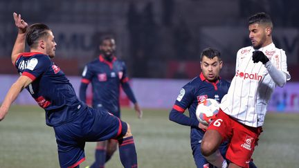 Les joueurs de Nîmes (en bleu) s'imposent sur le terrain de Nancy (/NCY / MAXPPP)