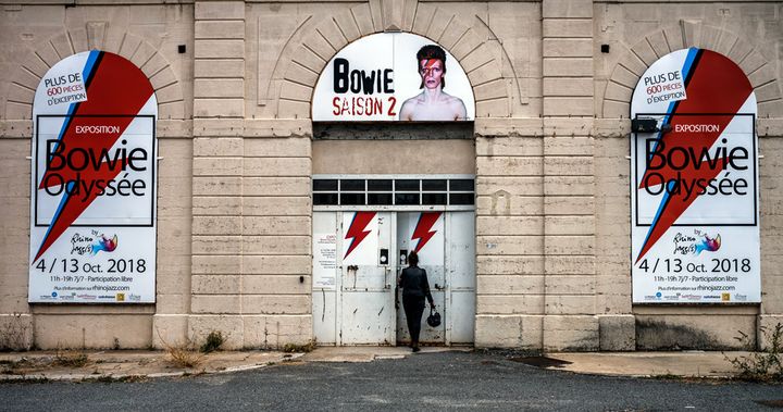 Entrée de la Cité du Design de Saint-Étienne à l'heure de l'exposition consacrée à David Bowie (1er octobre 2018)
 (Jeff Pachoud / AFP)