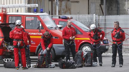 Des secouristes s'appr&ecirc;tent &agrave; d&eacute;coller de Digne-les-Bains (Alpes-de-Haute-Provence) pour rejoindre la zone du crash de l'Airbus A320, le 24 mars 2015. (JEAN-PAUL PELISSIER/ REUTERS)