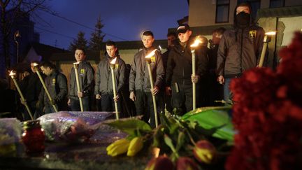 Une cérémonie d'hommage a également été organisée devant l'ambassade belge à Kiev (Ukraine). (ANATOLII STEPANOV / AFP)