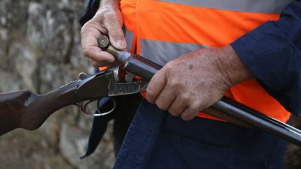 Un chasseur charge son fusil, le 16 août 2020 à Pietrosella (Corse). (PASCAL POCHARD-CASABIANCA / AFP)