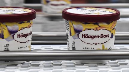 Des pots de glace de la marque&nbsp;Häagen-Dazs à&nbsp;Tilloy-lès-mofflaines (Pas-de-Calais), le 8 décembre 2017. (DENIS CHARLET / AFP)