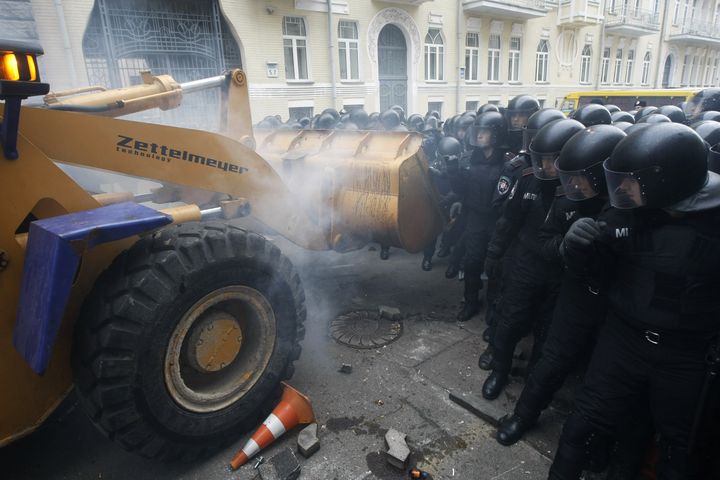 Un tracteur a charg&eacute; en direction des policiers, blessant un policier, dimanche 1er d&eacute;cembre, &agrave; Kiev. (REUTERS)