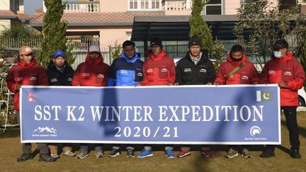 Les alpinistes de l'expédition hivernale du Mont K2, la deuxième plus haute montagne du monde, à Katmandou (Pakistan), le 18 décembre 2020.&nbsp; (PRAKASH MATHEMA / AFP)