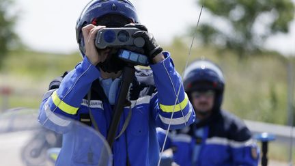 Un gendarme proc&egrave;de &agrave; un contr&ocirc;le de vitesse, le 6 juillet 2013, &agrave; Beaune (C&ocirc;te-d'Or). (KENZO TRIBOUILLARD / AFP)