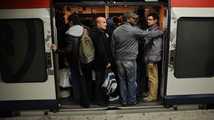 A Paris, des perturbations sont &agrave; pr&eacute;voir le 9 octobre 2012 sur le RER B, avec trois trains sur quatre en circulation. (FRED DUFOUR / AFP)