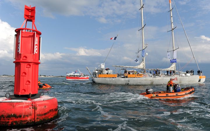 La goélette Tara lors de son départ de Lorient (Morbihan) le 28 mai 2016. (FRED TANNEAU / AFP)