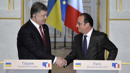 Le pr&eacute;sident ukrainien, Petro Porochenko, et le pr&eacute;sident fran&ccedil;ais, Fran&ccedil;ois Hollande, &agrave; l'Elys&eacute;e, mercredi 22 avril 2015.&nbsp; (MIGUEL MEDINA / AFP)