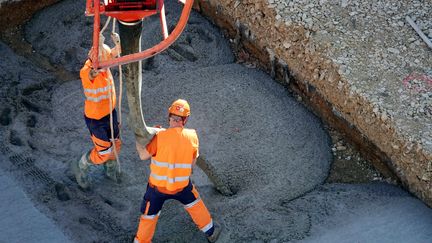 Des ouvriers sur un chantier à Nancy (Meurthe-et-Moselle). Photo d'illustration. (ALEXANDRE MARCHI / MAXPPP)