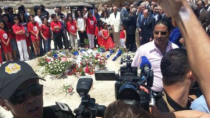 &nbsp; (Le ministre de l'Intérieur français, ainsi que ses holomogues tunisien, allemand et britannique à Sousse sur les lieux de l'attentat © Radio France/Anne Lamotte)