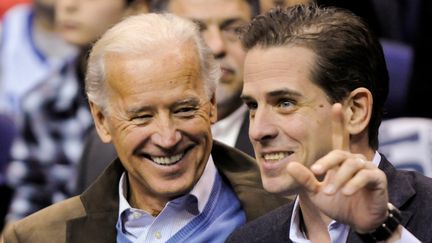 Joe Biden et son fils cadet Hunter Biden, le 30 janvier 2010 lors d'un match de basket à Washington. (JONATHAN ERNST / REUTERS)