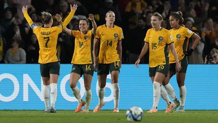 Les Australiennes célèbrent leur second but contre le Danemark, le 7 août 2023. (MARK BAKER/SIPA)