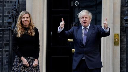 Carrie Symonds et le Premier ministre britannique Boris Johnson devant le fameux 10, Downing Street de Londres (Royaume-Uni), le 15 mai 2021. (ANDREW PARSONS / 10 DOWNING STREET)