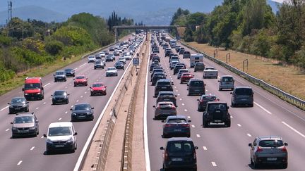 Des voitures sont bloquées dans un embouteillage, le 17 juillet 2022 à Valence (Drôme). (NICOLAS GUYONNET / HANS LUCAS / AFP)