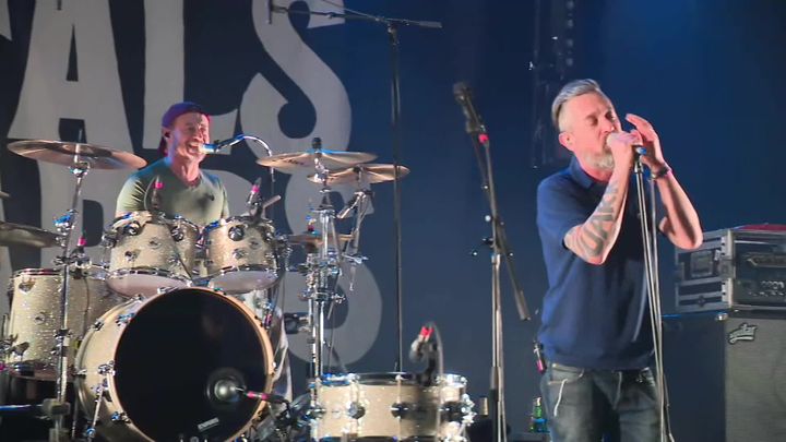 Paul Léger et Jean-Marc Sauvagnargues, chanteur et batteur des Fatals Picards. (A. Baudrand /France Télévisions)