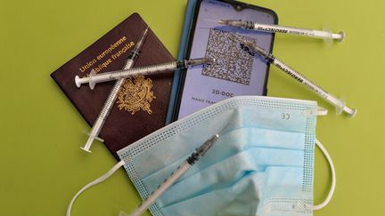 Des vaccins contre le Covid-19 ainsi qu'un QR Code représentant un pass sanitaire, photographiés le 19 juillet 2021.&nbsp; (ARTUR WIDAK / NURPHOTO / AFP)