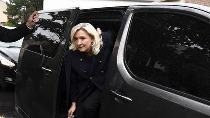 Marine Le Pen, lors de sa&nbsp;visite du commissariat de Villeneuve-la-Garenne (Hauts-de-Seine), le 12 juin 2020. (ALAIN JOCARD / AFP)