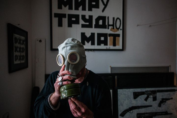 L'artiste de rue ukrainien Gamlet Zinkivskyi pose avec un masque à gaz lors d'une interview avec l'AFP dans son studio à Kharkiv, le 17 mai 2022, en pleine invasion russe de l'Ukraine. (DIMITAR DILKOFF / AFP)