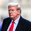 Donald Trump arrive au Trump Building, une de ses propriétés que la justice menace de saisir, à New York (Etats-Unis), le 25 mars 2024. (CHARLY TRIBALLEAU / AFP)