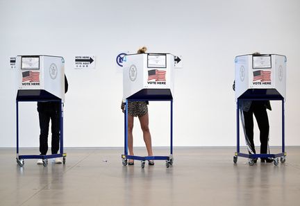 Des électeurs votent de façon anticipée pour la présidentielle dans un bureau à New York, le 26 octobre 2024. (ANTHONY BEHAR / SIPA USA)