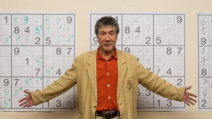 Maki Kaji pose devant des grilles de Sudoku, le 29 septembre 2012, à Sao Paulo (Brésil).&nbsp; (YASUYOSHI CHIBA / AFP)