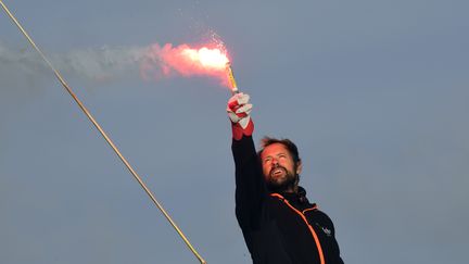 Thomas Coville lors de son arrivée à Brest, le 26 décembre 2016. (DAMIEN MEYER / AFP)